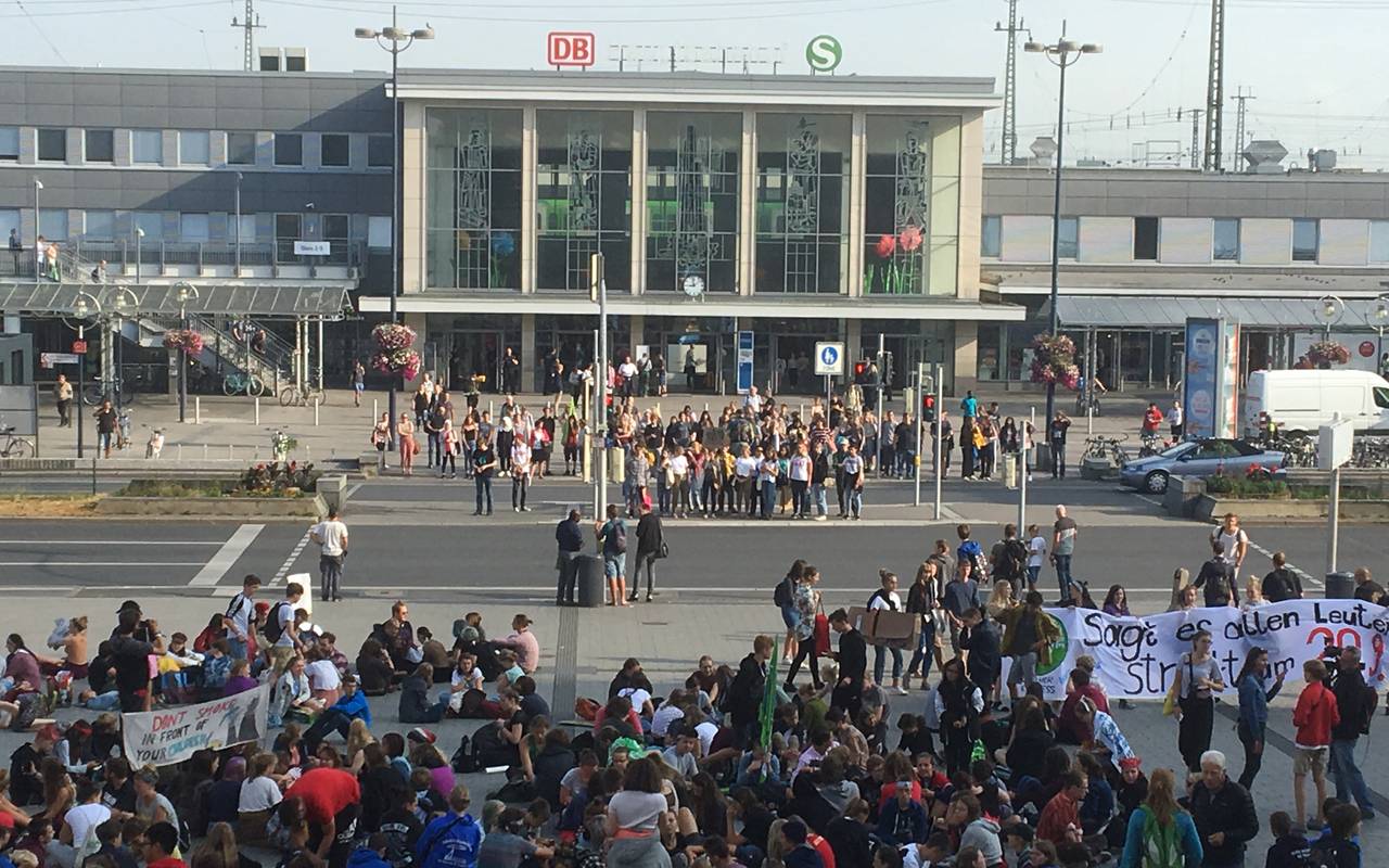 Die Fridays for Future Bewegung trifft sich am Dortmunder Hauptbahnhof zur Demonstration.