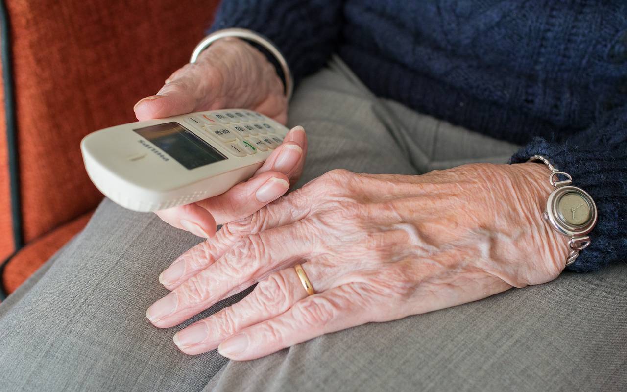 Ältere Frau mit Telefon in der Hand