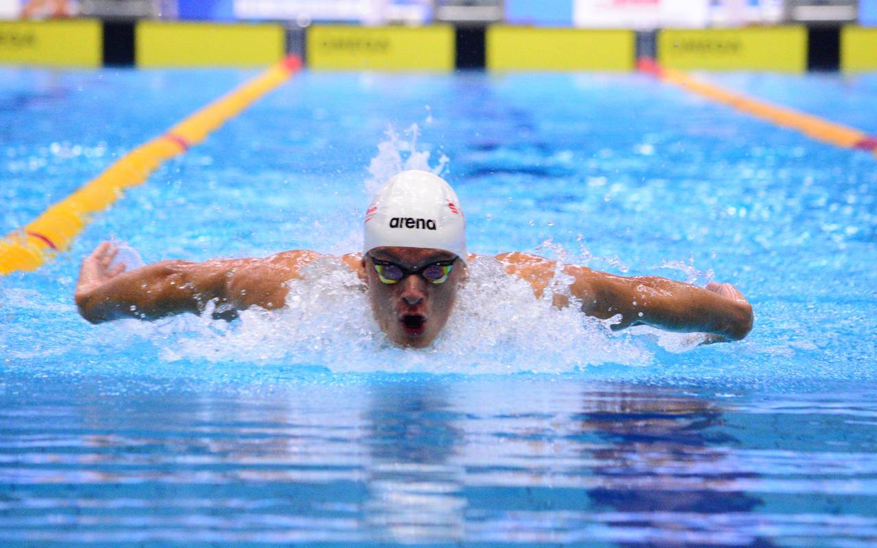Schwimmer Luka Nik Armbruster gewinnt Silber.