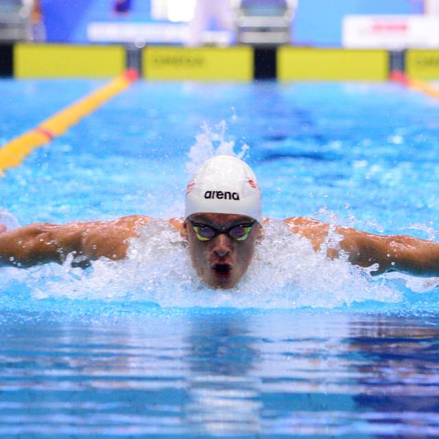 Schwimmer Luka Nik Armbruster gewinnt Silber.