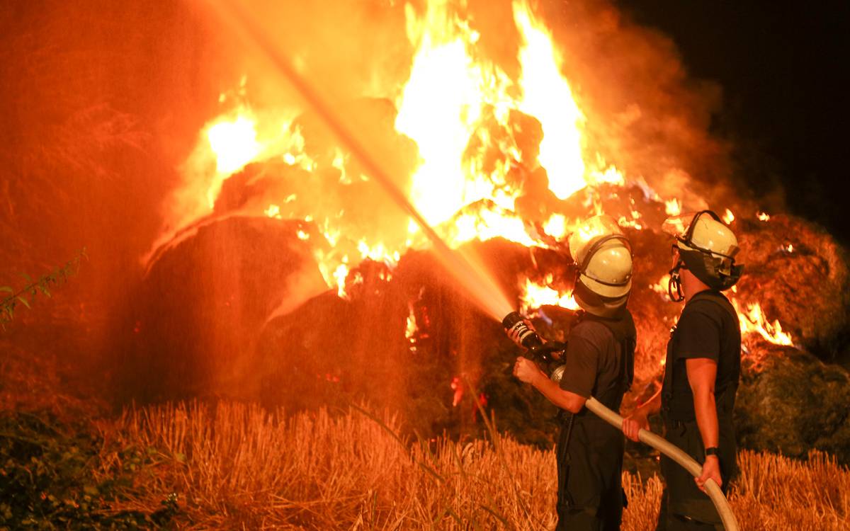 Feuerwehr-Kräfte löschen Brand eines Strohlagers.