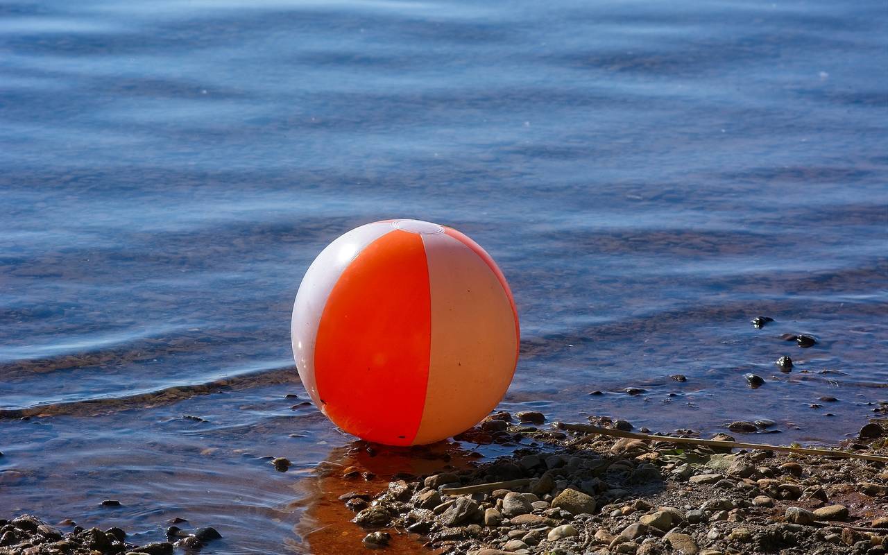 Wasserball im Wasser (Symbolbild)