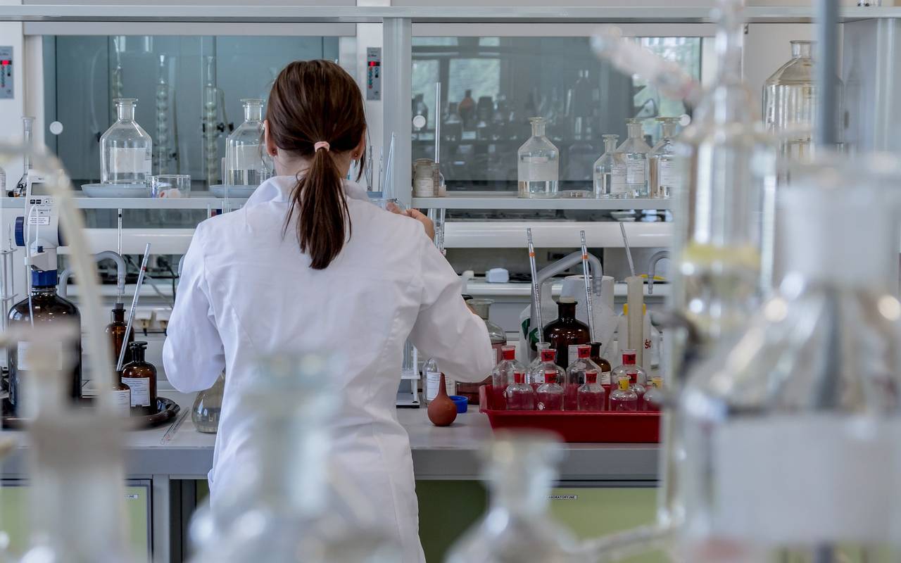 Frau im Chemielabor (Symbolbild)