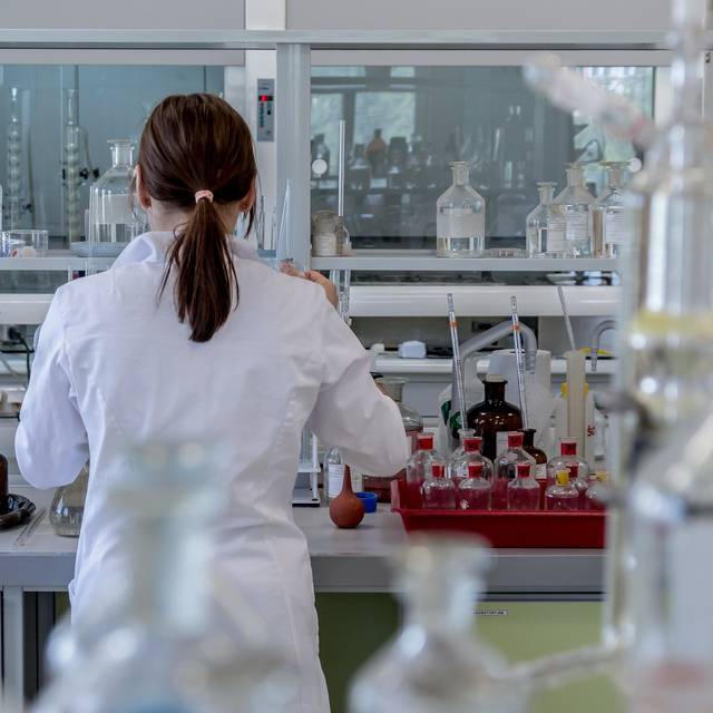 Frau im Chemielabor (Symbolbild)