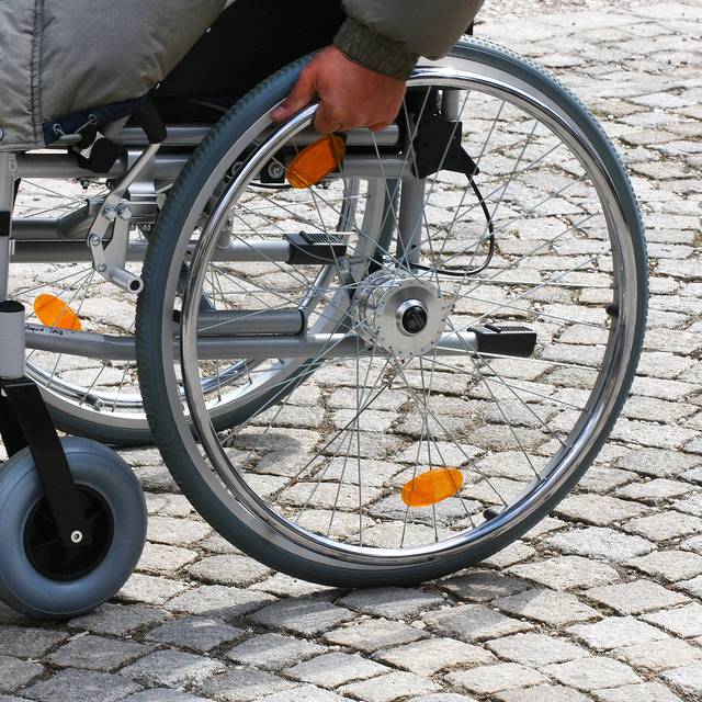 Rollstuhl auf Straße. (Symbolbild)