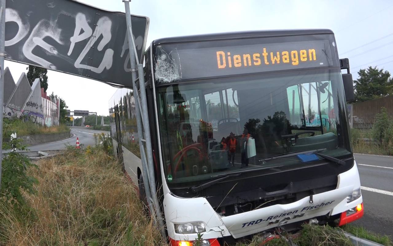 Linienbus rast an Autobahnausfahrt auf die Leitplanken