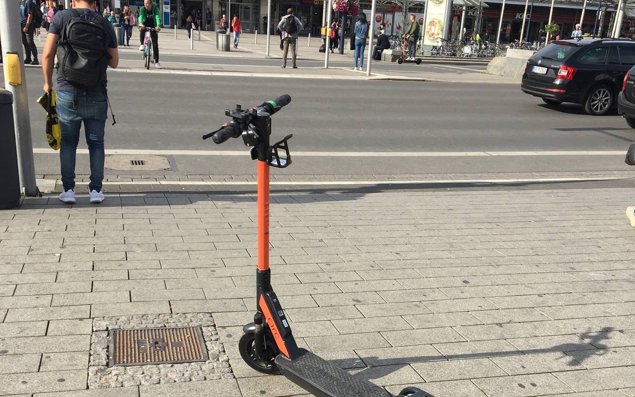 E-Scooter, abgestellt vor dem Hauptbahnhof.