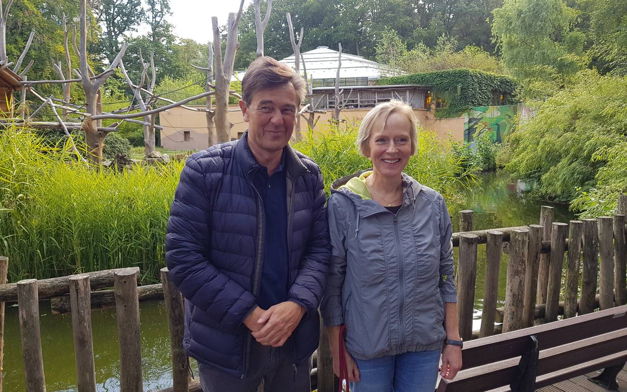 Dr. Bernd Hanswille, Leiter der Frauenklinik am Klinikum Dortmund und Zootierärztin Christine Osmann