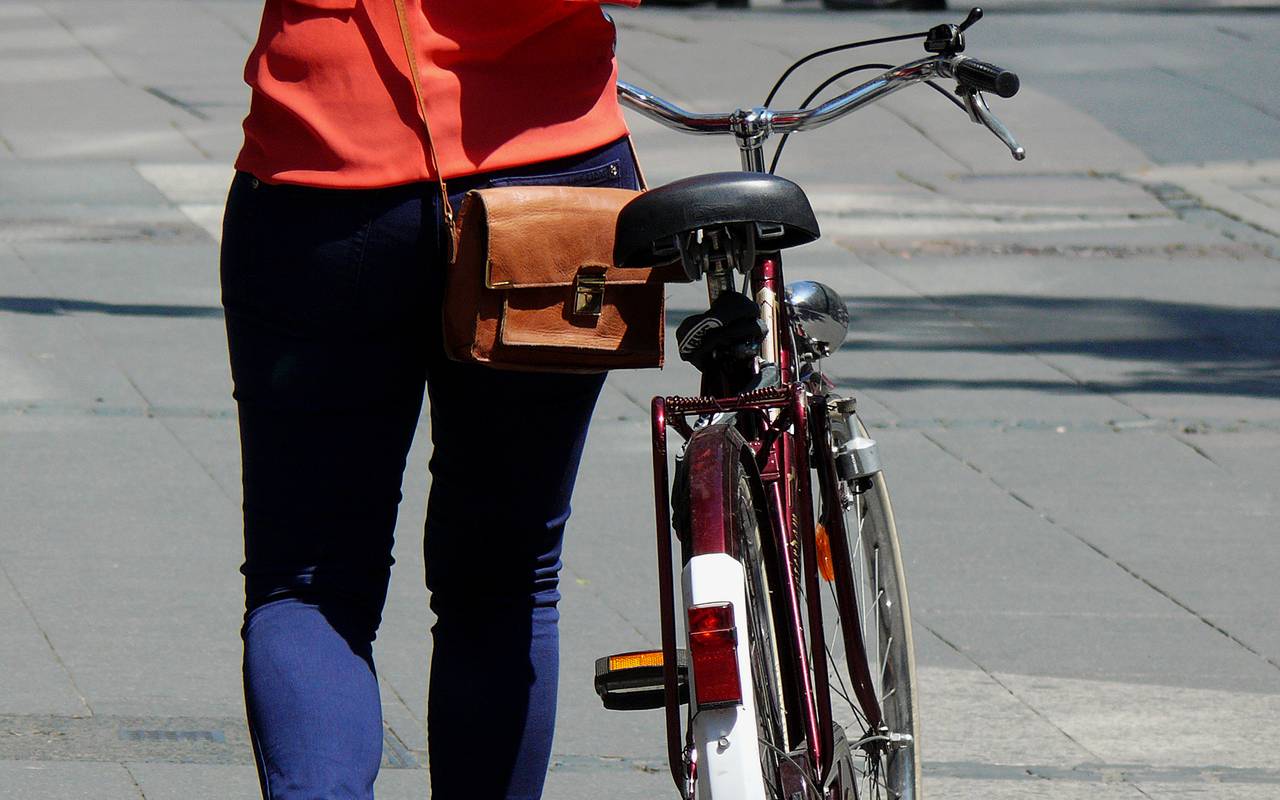 Frau schiebt Fahrrad