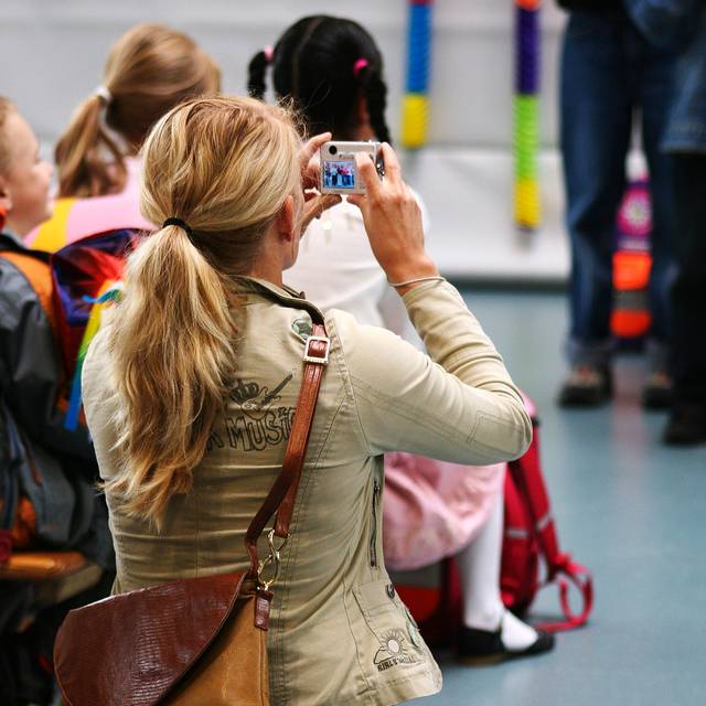 Mutter fotografiert Schulkind (Symbolfoto)
