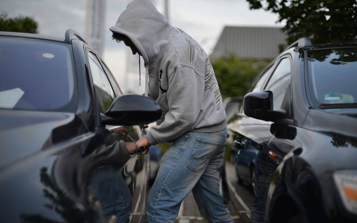 Einbruch in ein Auto (Symbolbild)