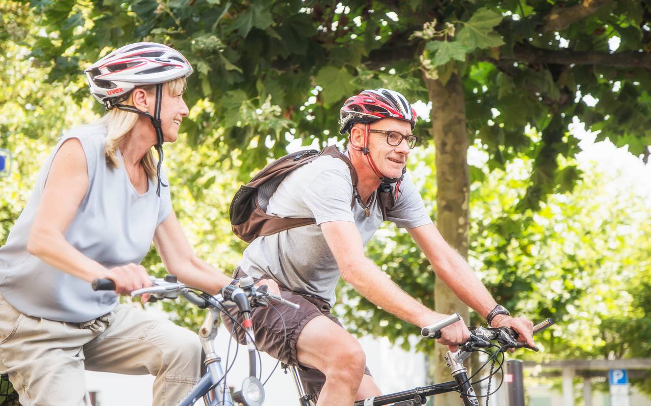 Zwei Menschen auf Fahrrad