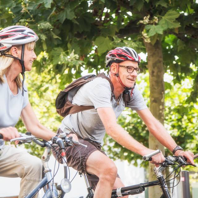 Zwei Menschen auf Fahrrad