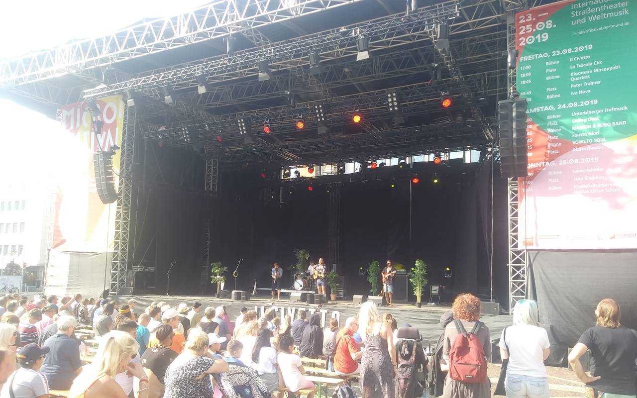 Publikum und Bühne auf dem Friedensplatz beim 26. Micro-Festival in Dortmund