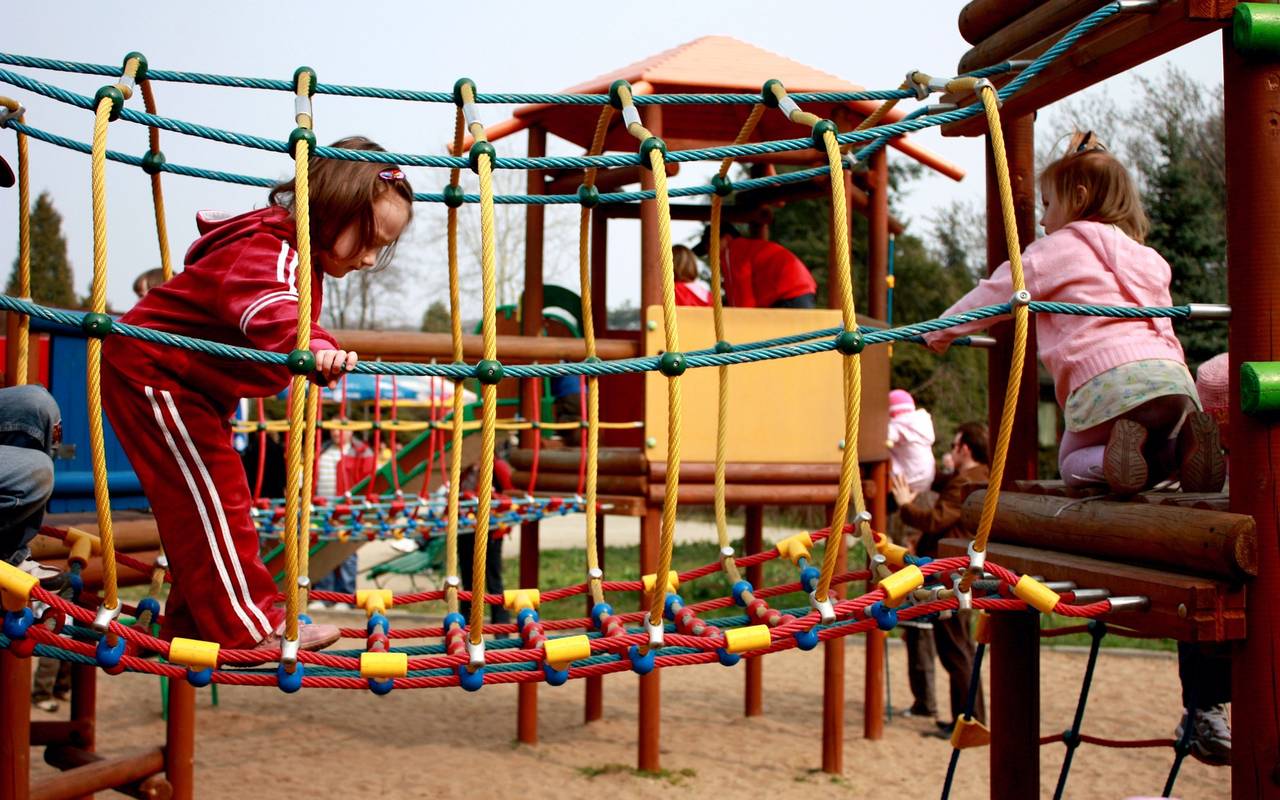 Kinder auf dem Spielplatz (Symbolbild).