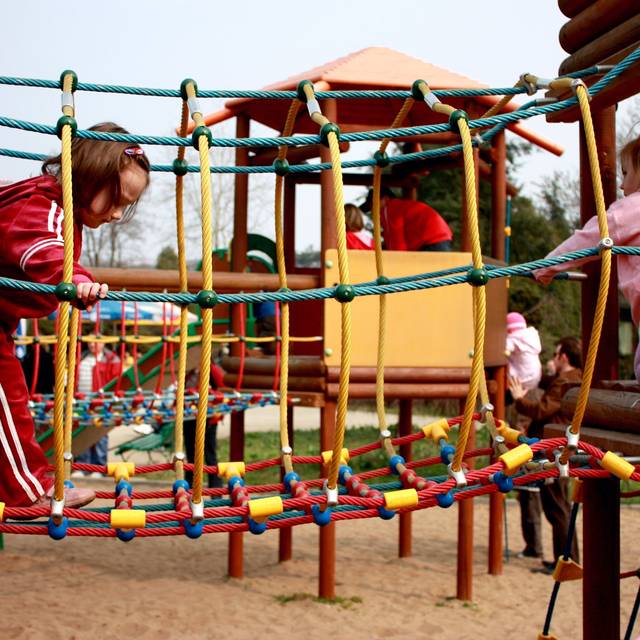 Kinder auf dem Spielplatz (Symbolbild).