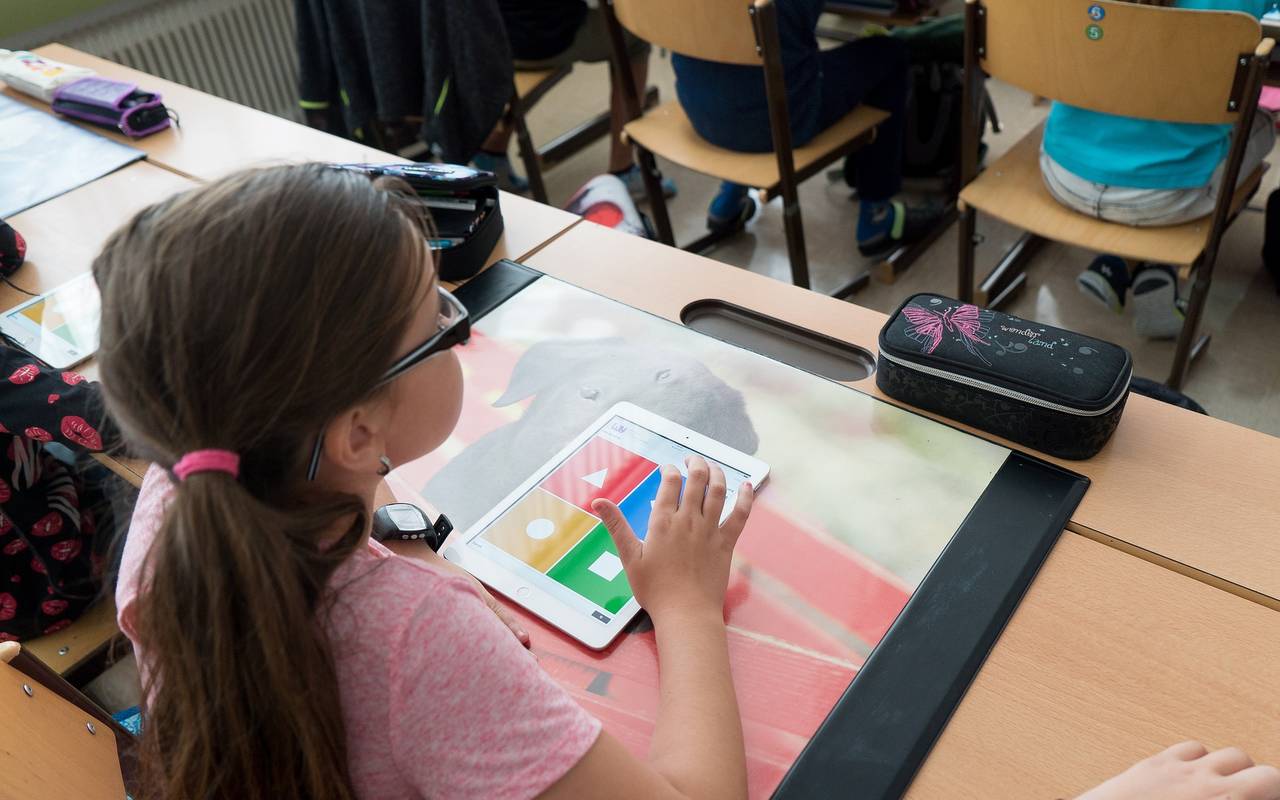 Mädchen nutzt Tablet in der Schule.