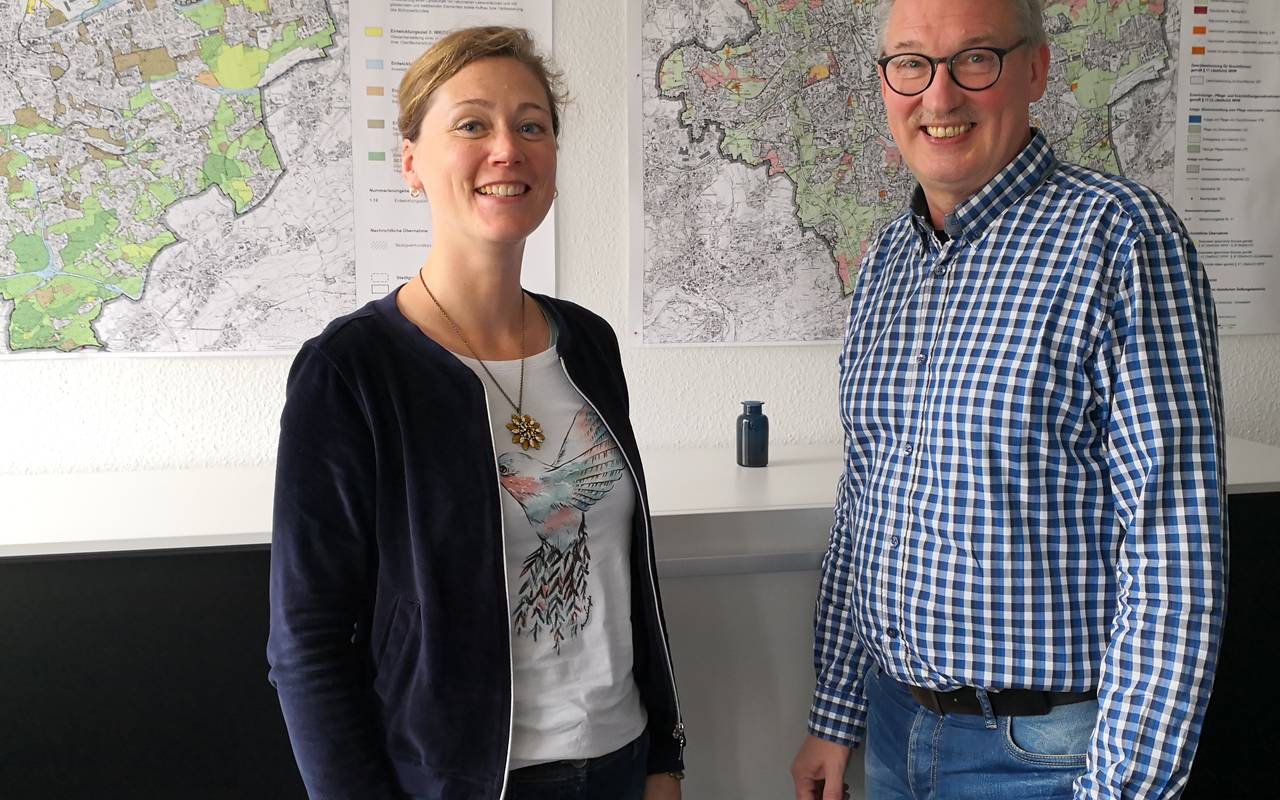 Leiter des Dortmunder Umweltamtes, Dr. Uwe Rath (r) und der Sachbearbeiterin Landschaftsplanung, Britta Perschbacher vor den Plänen zum neuen Landschaftsplan.