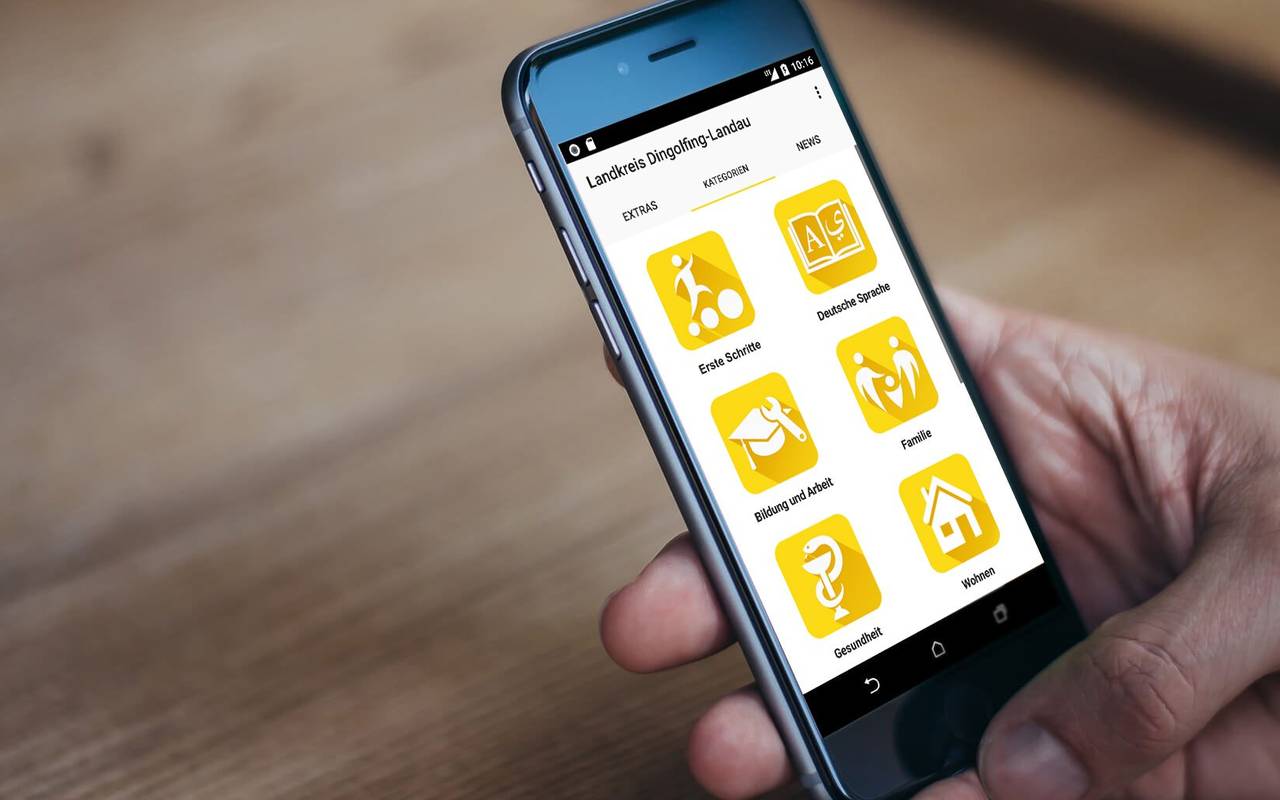 Smartphone mit der Integreat App im Raum Dingolfing-Landau