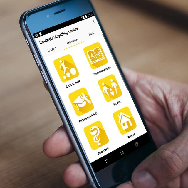 Smartphone mit der Integreat App im Raum Dingolfing-Landau