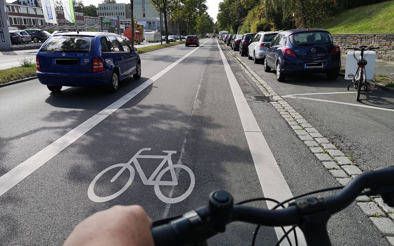Markus Bauer fährt mit dem Fahrradbeauftragten durch Dortmund.