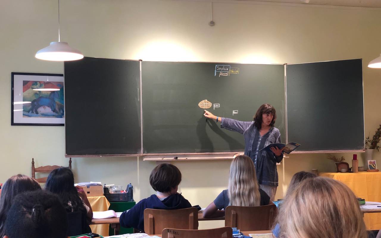 Unterricht im Klassenzimmer der Waldorfschule "Rudolf-Steiner-Schule"
