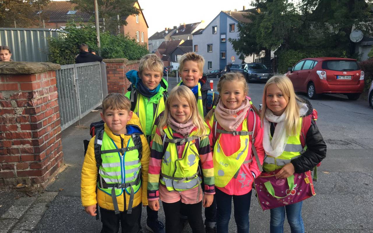 Schulkinder mit Warnwesten