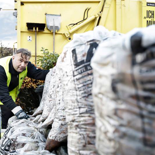 EDG sammelt Laubsäcke ein.