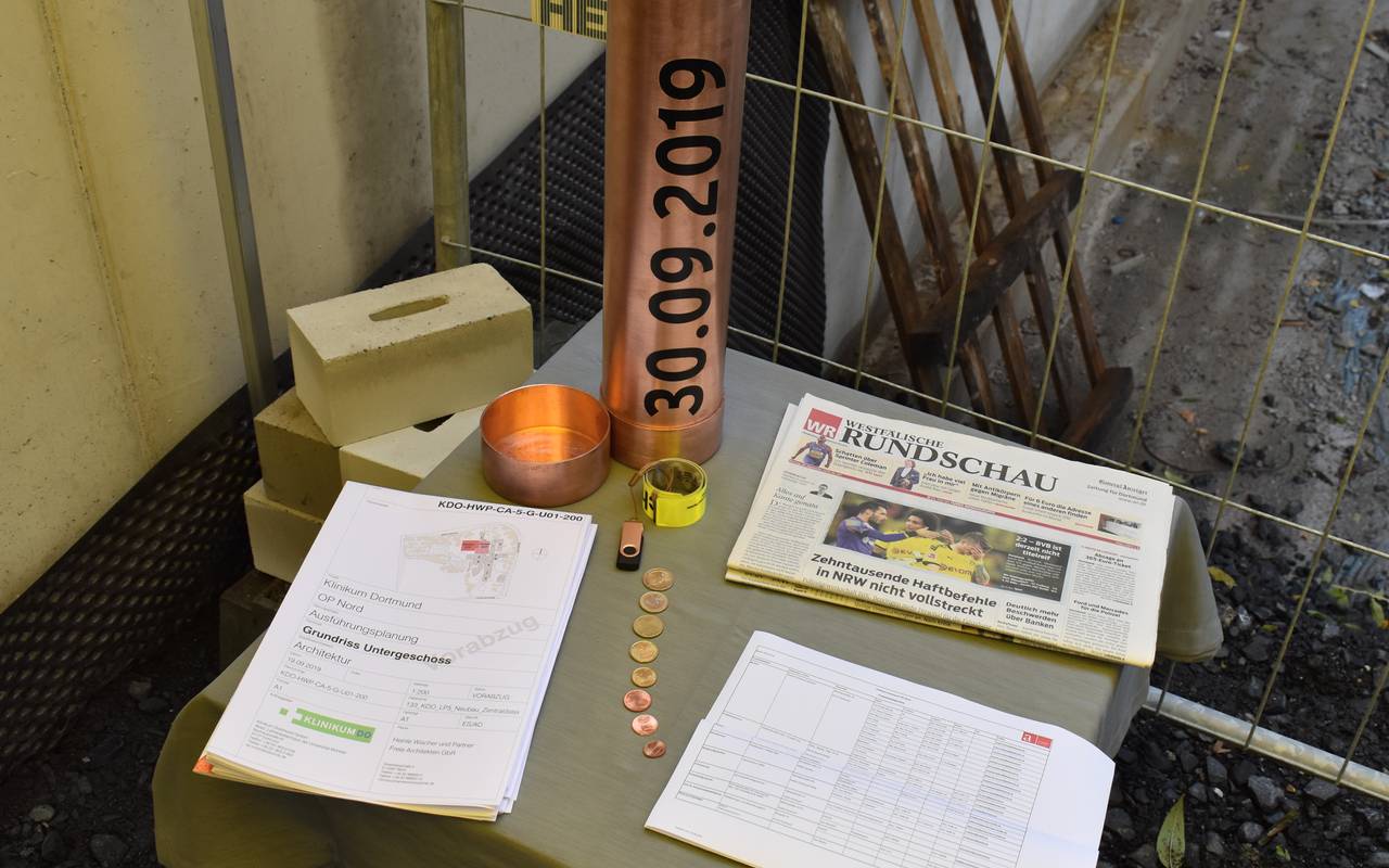 Dokumentenrolle aus Kupfer u.a. mit Tageszeitung, Münzen und Bauplänen. Anschließend wurde diese Rolle verschlossen und im Fundament des Neubaus eingemauert.