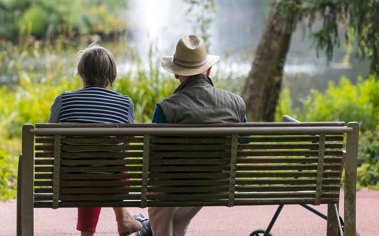 Senioren sitzen auf Parkbank (Symbolfoto)