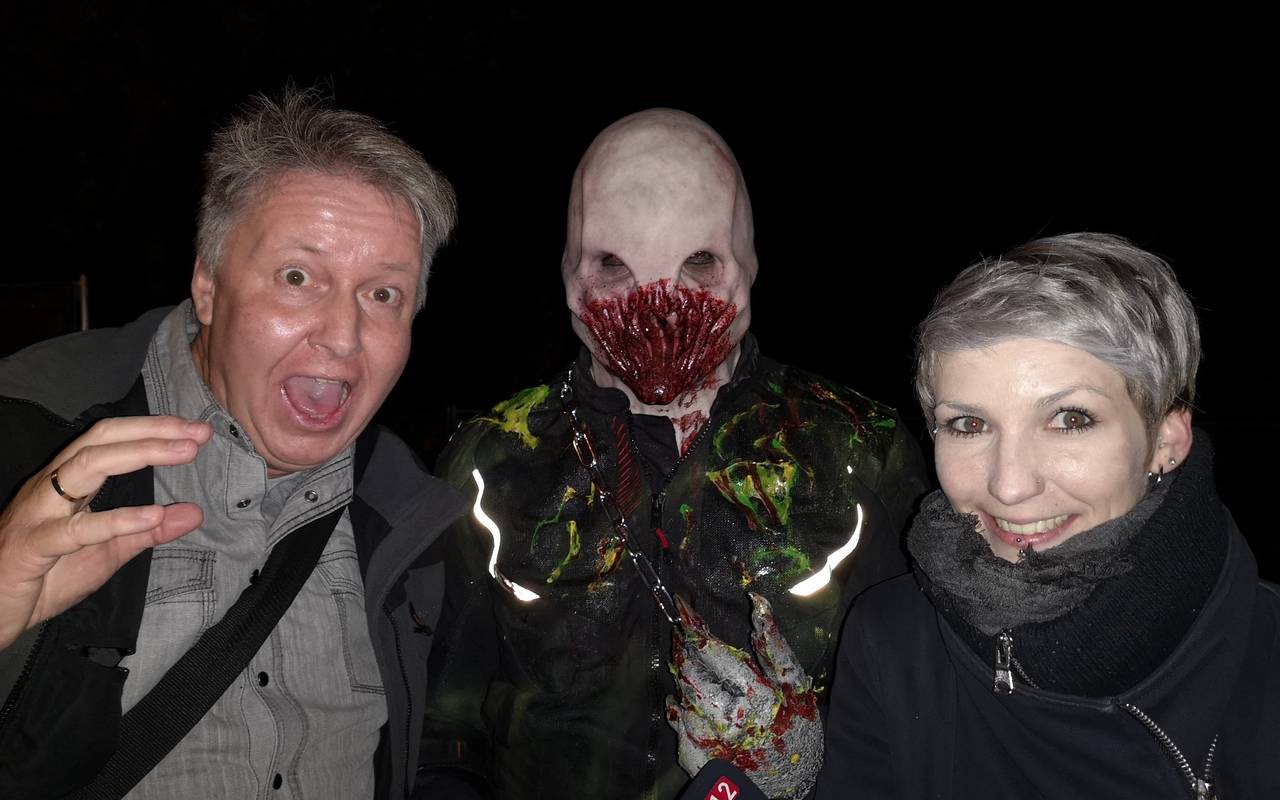 Radio 91.2-Reporter Selina Stolze und Markus Bauer im Horrorhaus im Movie Park.