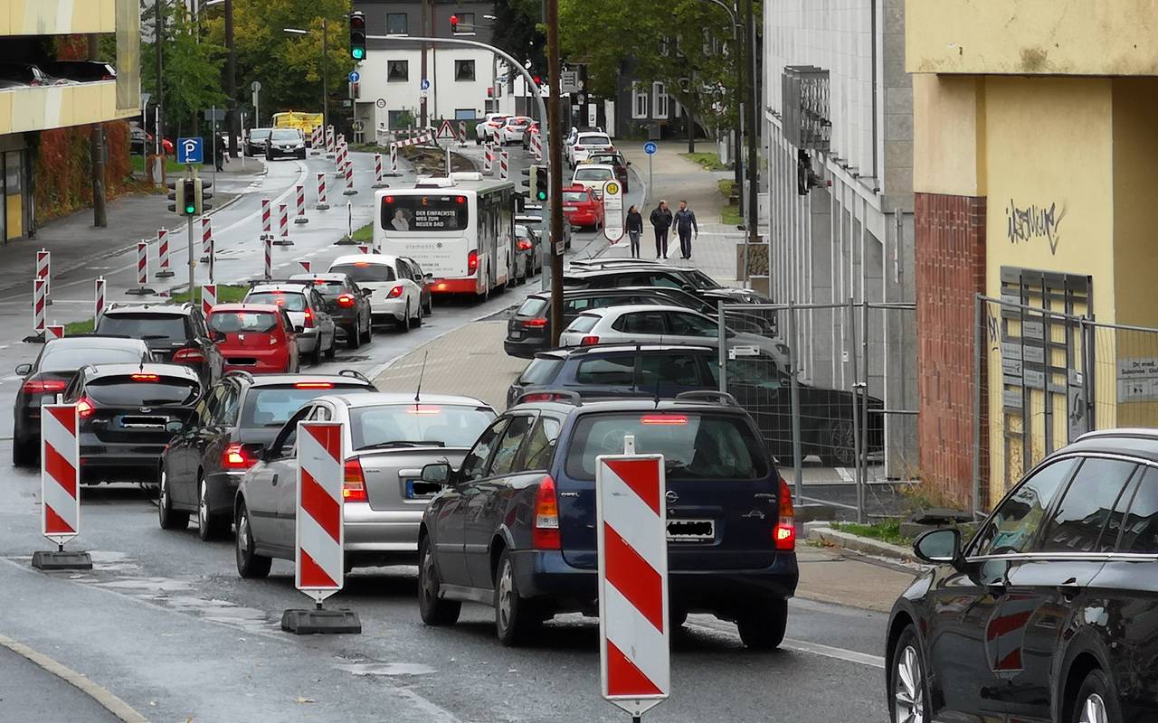 Stau auf der Faßstraße aufgrund der Baustelle.