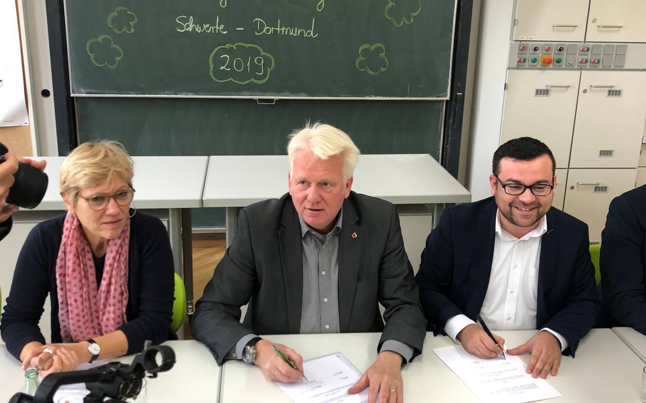 OB Ullrich Sierau und Dimitros Axourgos, Bürgermeister von Schwerte, unterzeichnen die neue Schulvereinbarung.