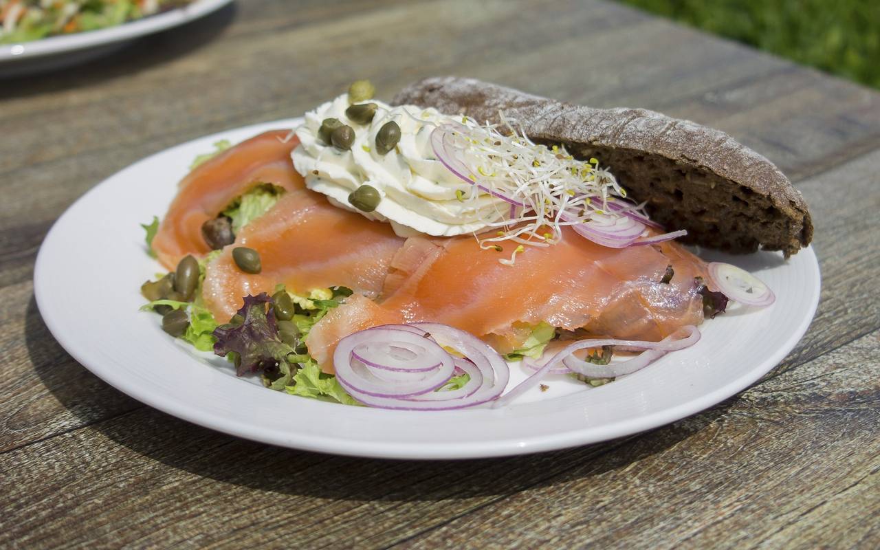 Lachs mit Kapern (Symbolbild)