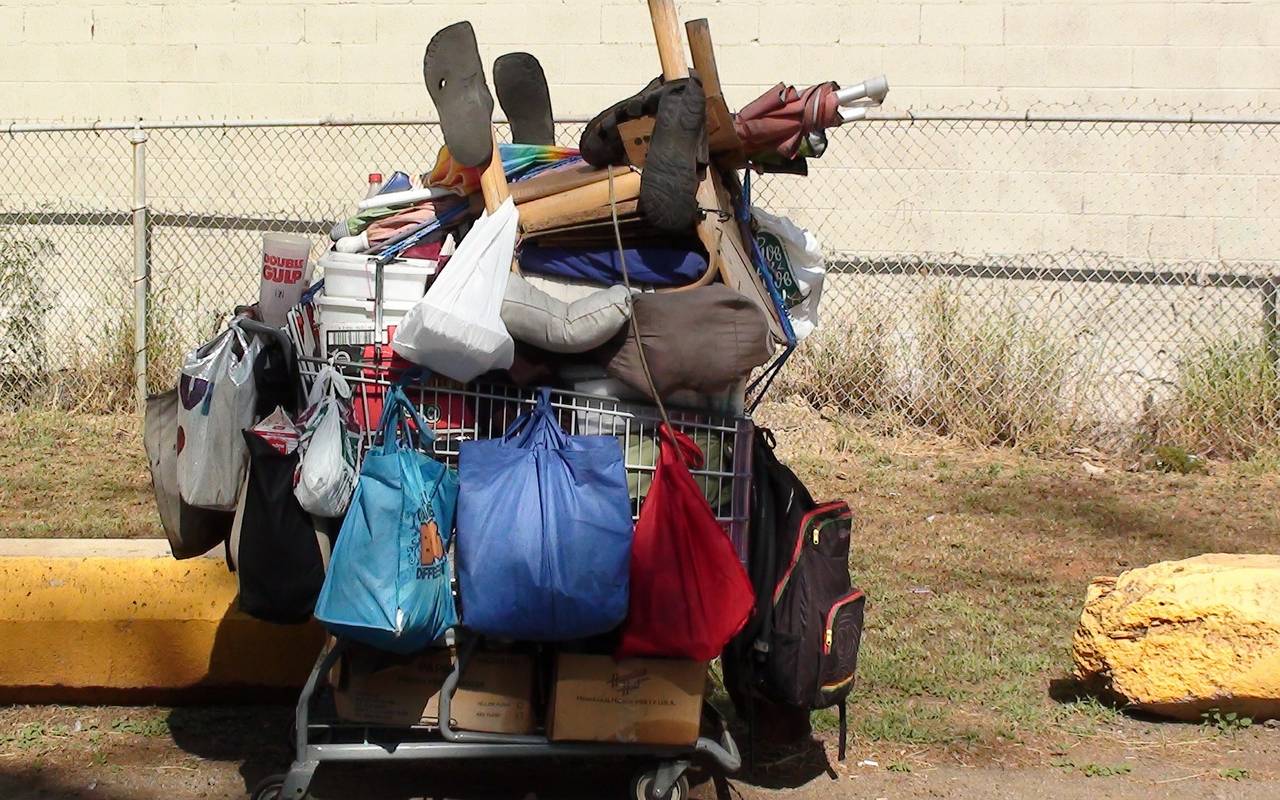 Einkaufswagen eines obdachlosen Menschen