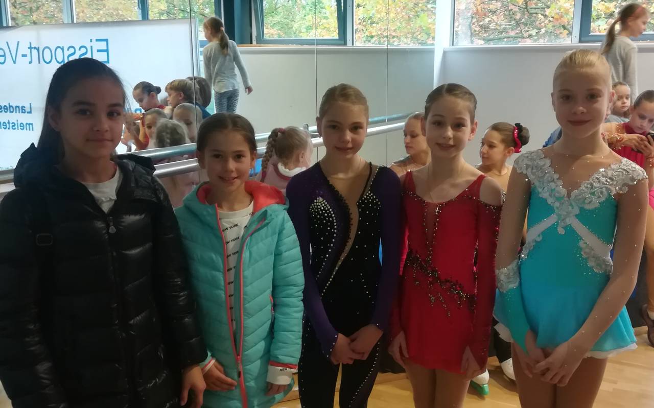 Dortmunder Nachwuchs-Eiskunstläuferinnen Hannah Pfaffenrot, Olesya Ary, Christina Geiger, Ina Jungmann und Tessa Pfaffenrot (li. nach re.)  aus der Klasse der 11 bis 13 Jährigen.