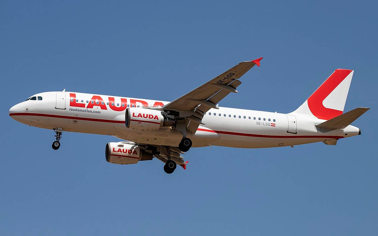 Flugzeug der Airline "Laudamotion"