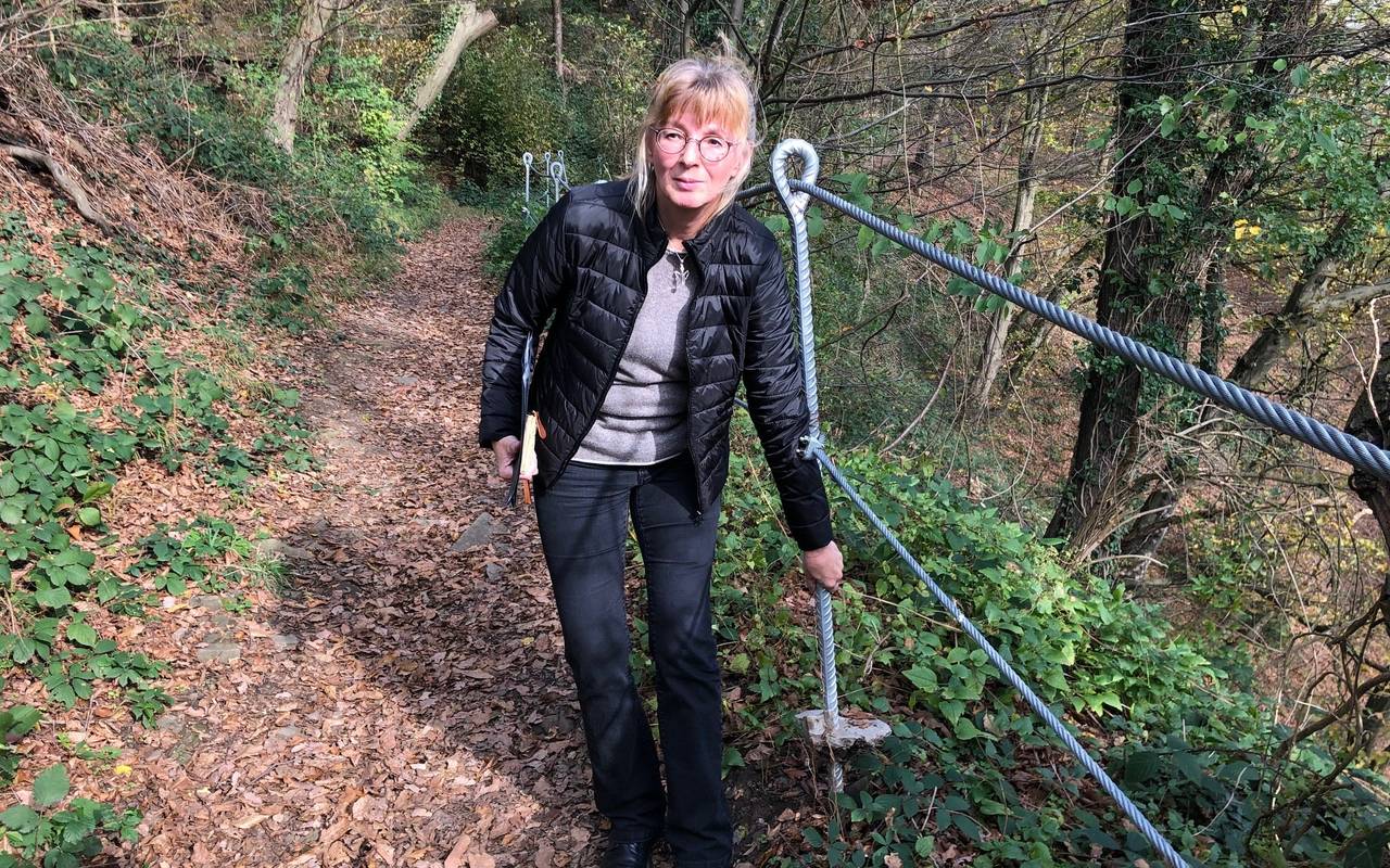 Heike Volz zeigt die beschädigten Seile des Wanderweges in Hohensyburg.