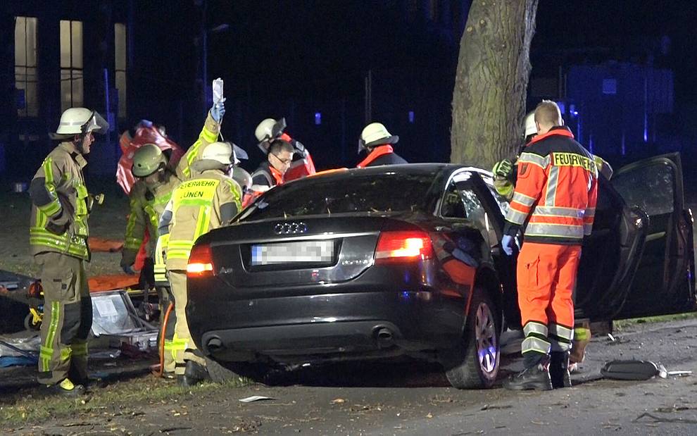 Unfall: Autofahrer fährt mit Familie im Auto frontal in einen Baum in Lünen.