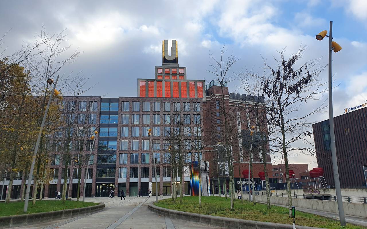 U-Turm leuchtet Orange.
