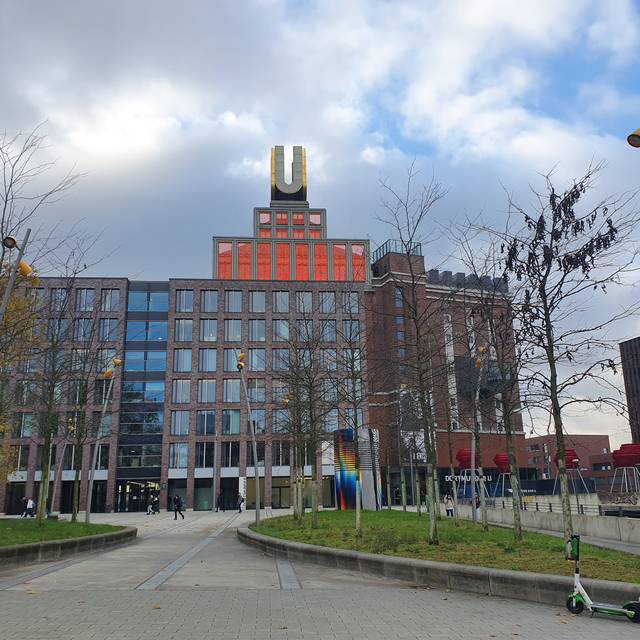 U-Turm leuchtet Orange.
