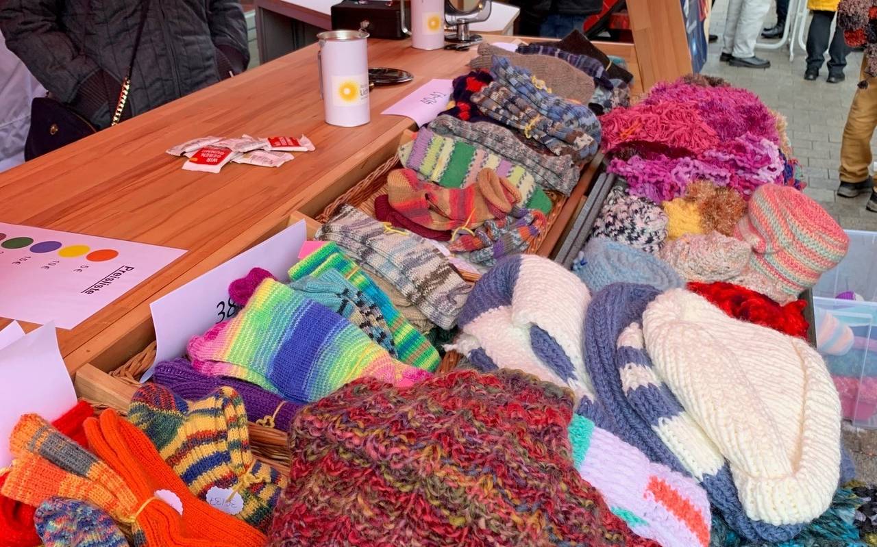 Verkauf der Strickspenden am 1.12.19 auf dem Dortmunder Weihnachtsmarkt.