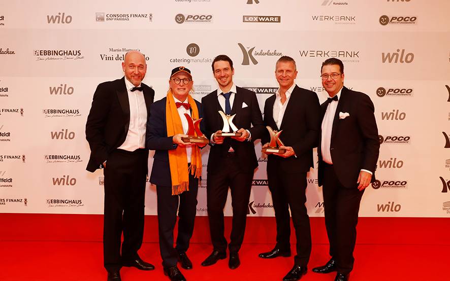 Die beiden Kinderlachen-Gründer Christian Vosseler (l.) und Marc Peine (r.) freuen sich mit den Preisträgern Otto Waalkes (2.v.l), Felix Neureuther (3.v.l.) und Dirk Heinrichs (2.v.r.).