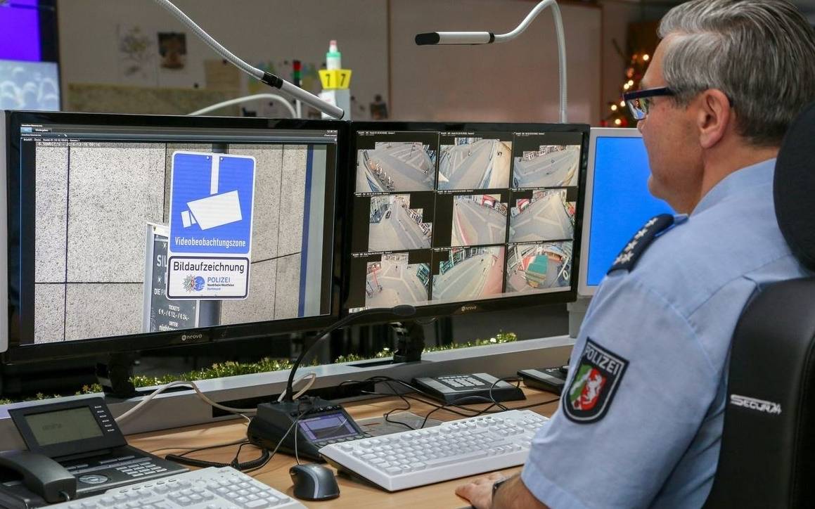 Polizeibeamter und die Videoüberwachung auf der Brückstraße.