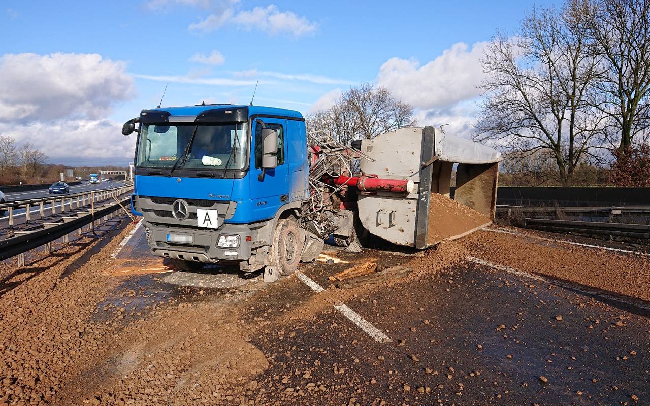 Lkw-Unfall auf der A45 bei Schwerte Ergste.
