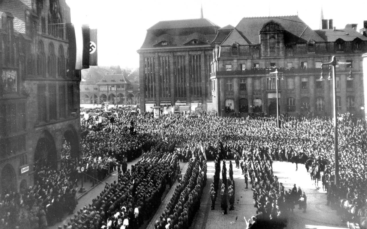 Hissen der Hakenkreuzfahne am Dortmunder Rathaus, 7. März 1933
