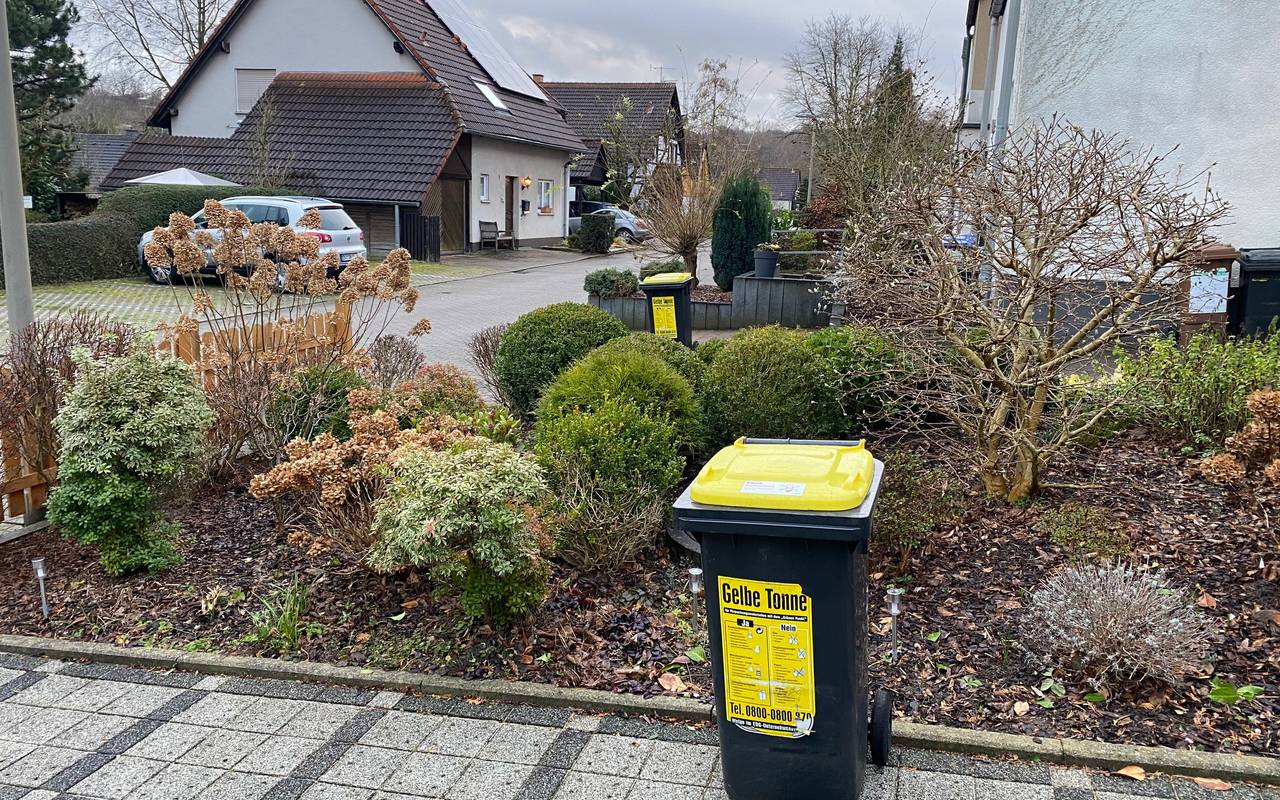 Mülltonne wird nur auf halbem Weg zurück gebracht.