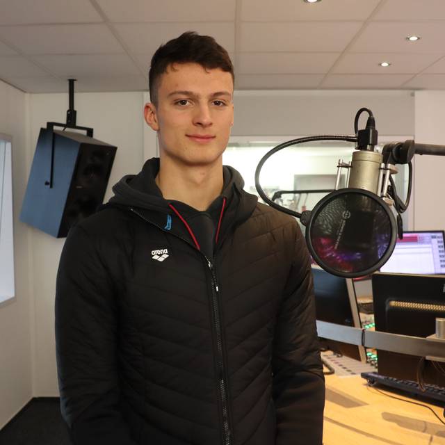 Schwimmer Luca Nik Armbruster im Radio 91.2 Studio