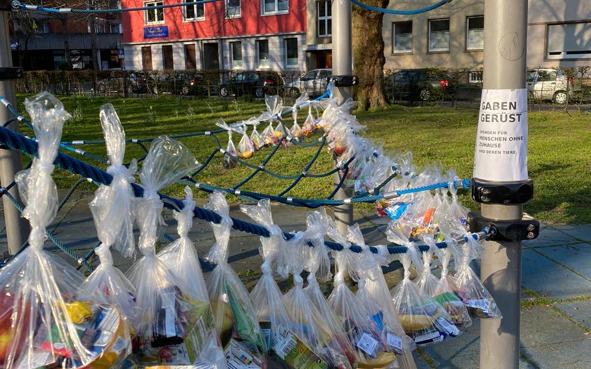 Gaben-Gerüst für Obdachlose Dortmunder in der Coronakrise.