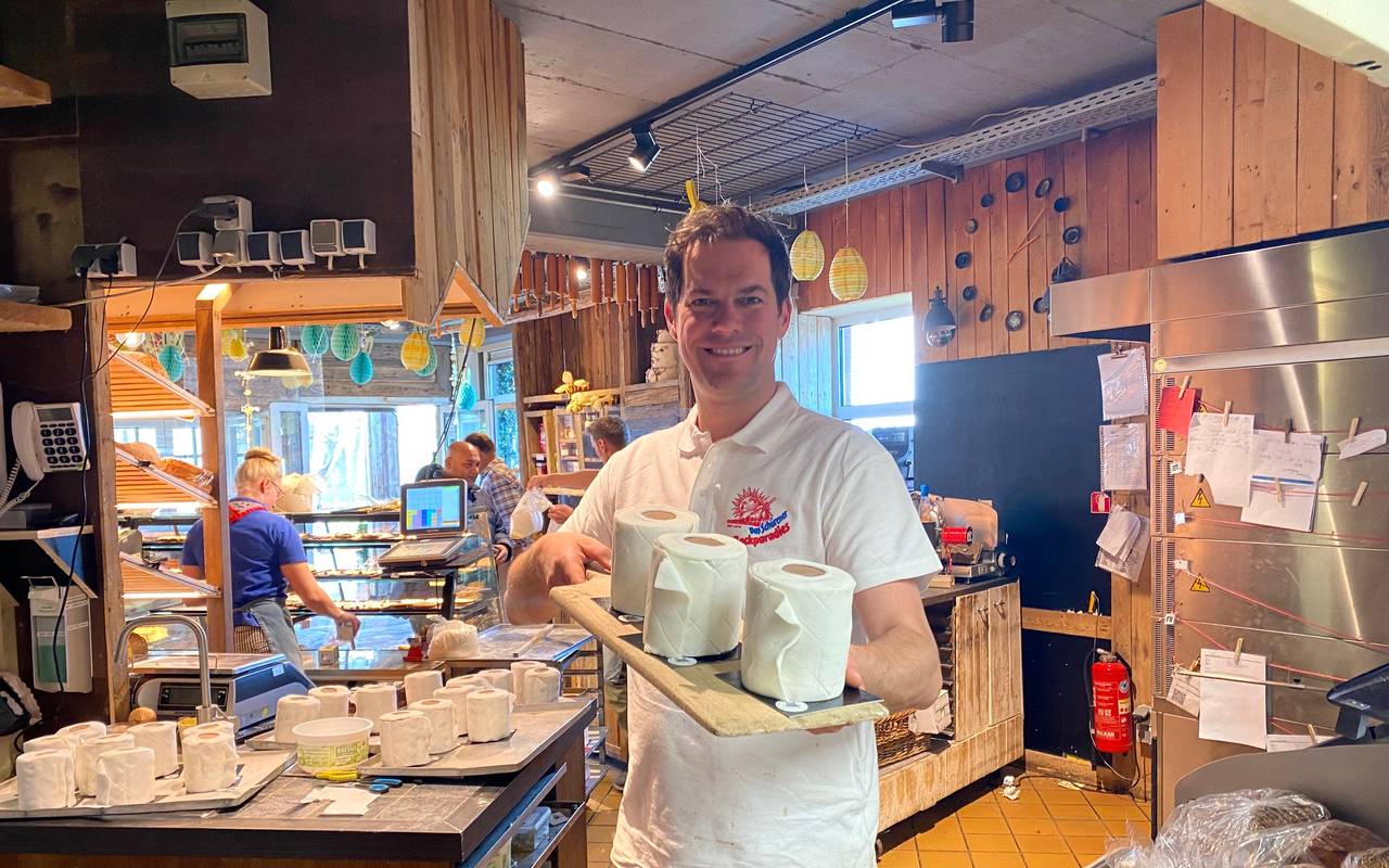 Bäckermeister Tim Kortüm mit seinem Klopapier-Kuchen